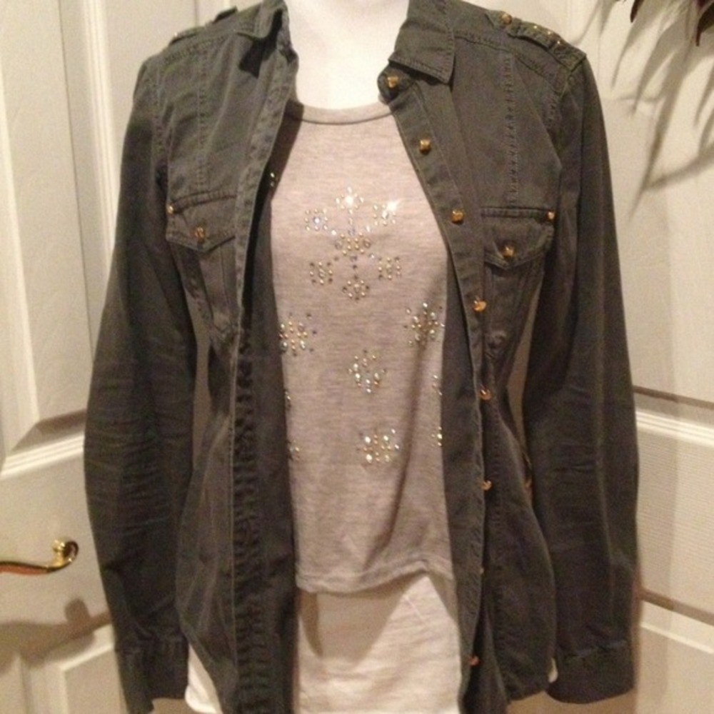 Delia's gray cropped t with bling!